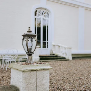 53 entrée et terrasse du château