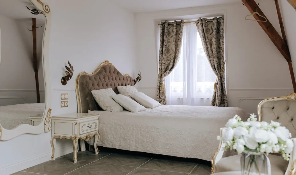 La Romantique suite nuptiale 1 La suite nuptiale au Château du Mont Martin : un cadre raffiné et élégant, au charme rétro. Lit double queen size premium, mobilier sculpté à la main et doré à la feuille d’or