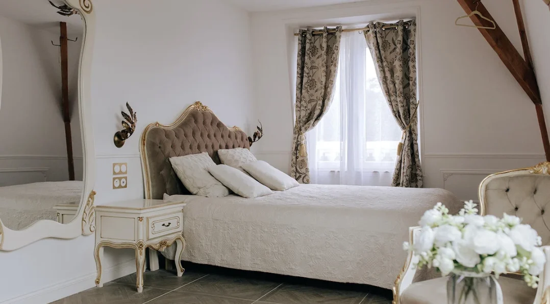 La suite nuptiale au Château du Mont Martin : un cadre raffiné et élégant, au charme rétro. Lit double queen size premium, mobilier sculpté à la main et doré à la feuille d’or
