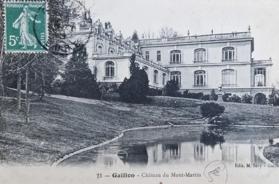 Une carte postale ancienne montrant le château du Mont Martin
