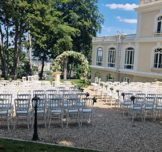 Cérémonie laïque sur la terrasse avec vue sur la vallée de la Seine