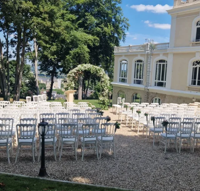 Cérémonie laïque sur la terrasse avec vue sur la vallée de la Seine